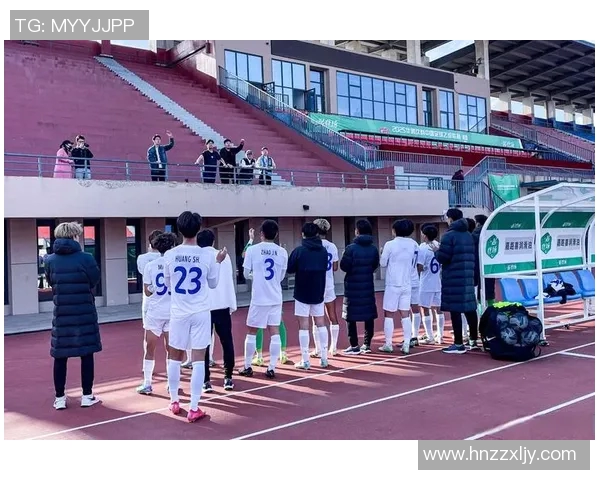 小朋友足球队挑战顶级球星展开激烈对抗赛展现惊人实力